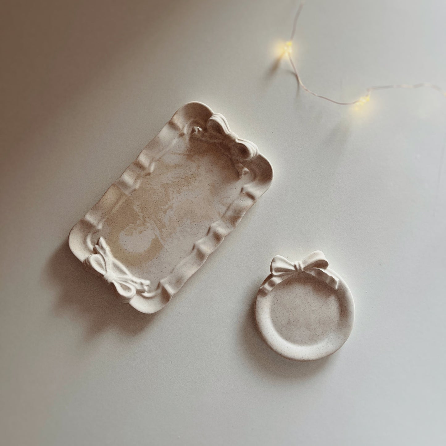 Colección de portavelas festivo con lazo