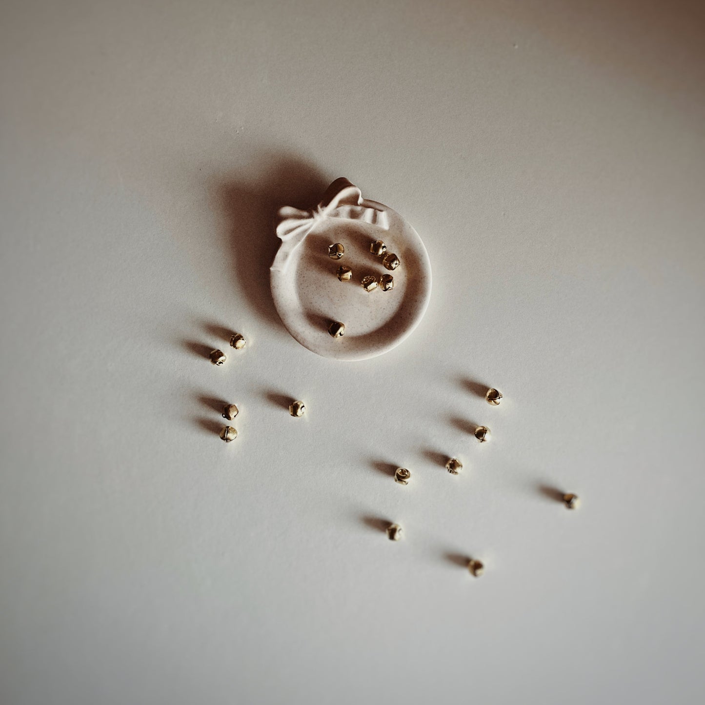 Colección de portavelas festivo con lazo