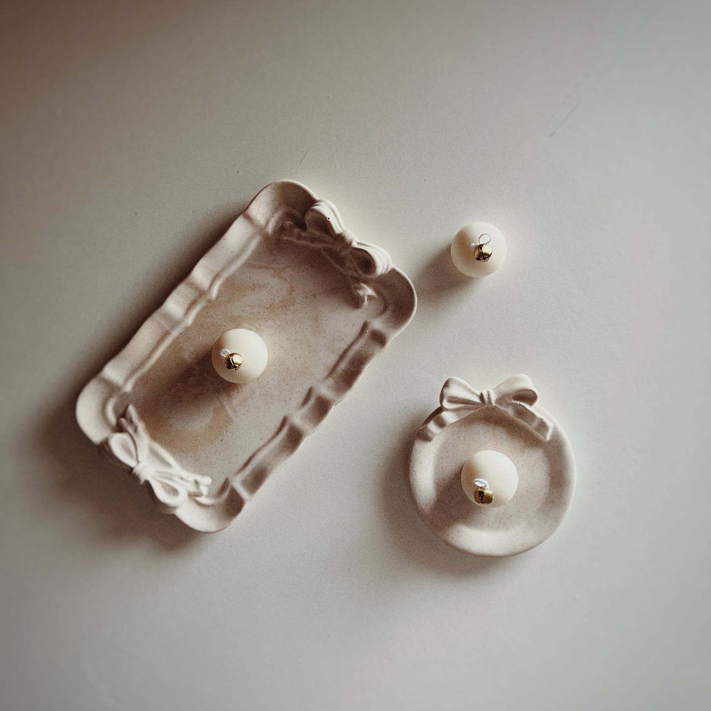 Colección de portavelas festivo con lazo